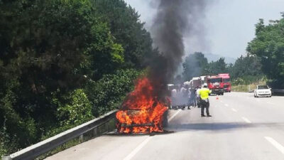 Bursa’da seyir halindeki otomobil alev alev yandı