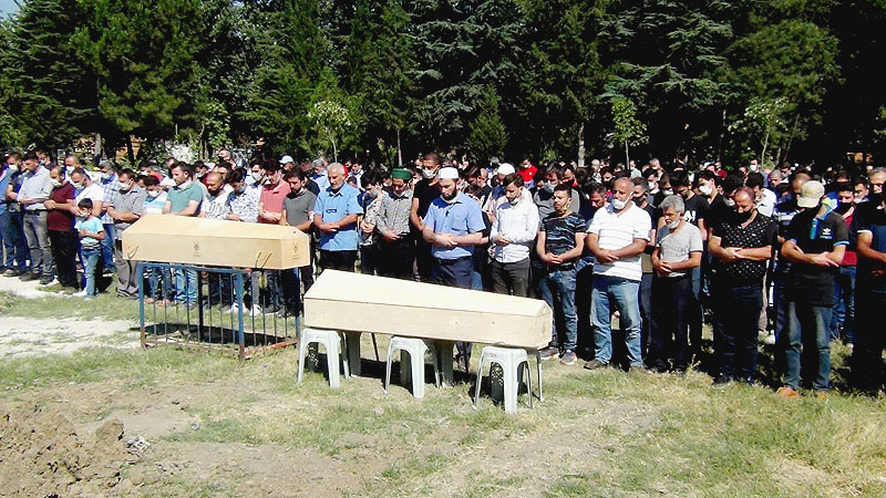 İznik Gölü’nde boğulan amca ile yeğenine son görev İznik Gölü’nde boğulan amca ile yeğenine son görev