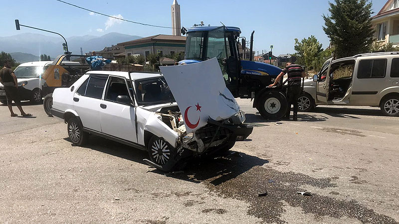 Bursa’da traktör ile otomobil çarpıştı: 1 yaralı