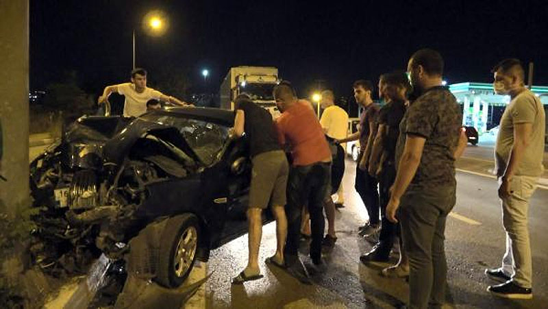 Bursa’da feci kaza! Otomobilin içinde sıkıştı…