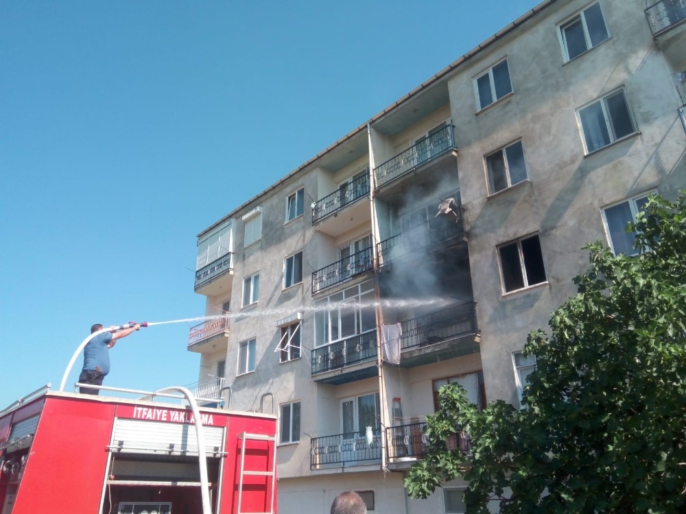 Bursa’da bir vatandaş oturduğu evi ateşe verdi Bursa’da bir vatandaş oturduğu evi ateşe verdi