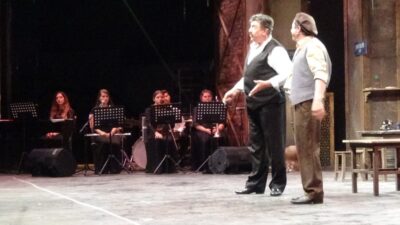 Bursa’da mesafeli tiyatro oyunu sergilendi