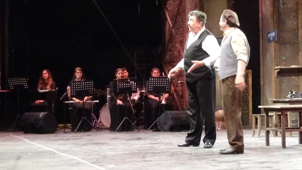 Bursa’da mesafeli tiyatro oyunu sergilendi