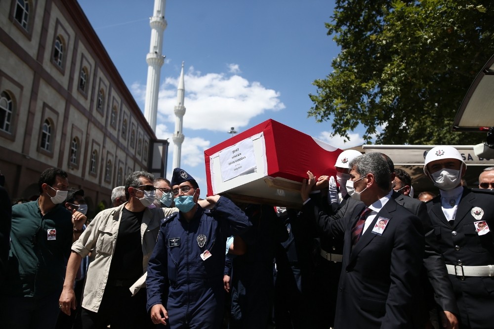 Bursa’da şehit komiser yardımcısına son vedâ Bursa’da şehit komiser yardımcısına son vedâ