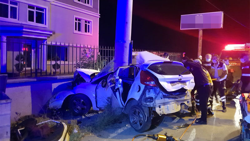 Bursa'nın İnegöl ilçesinde elektrik direğine çarpan otomobildeki 3 kişi öldü,