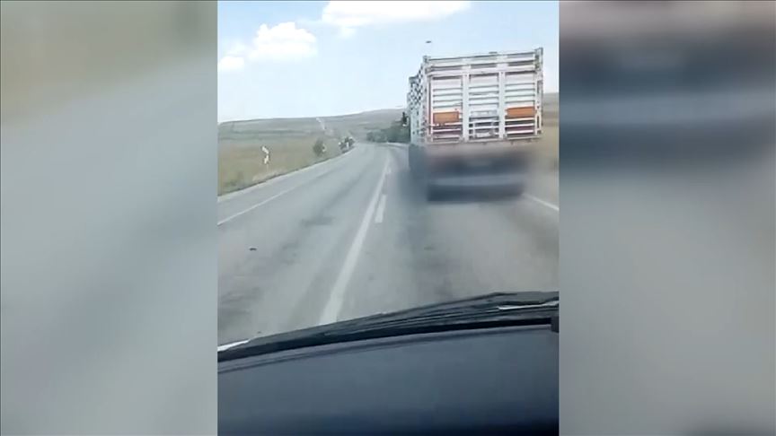 Kamyon sürücüsünün ambulansa yol vermediği anlar kamerada