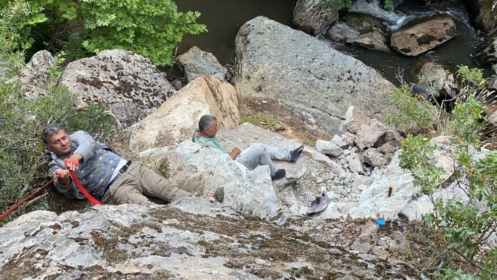 Dinamitlerle birlikte şelaleden düşen defineciler kurtarıldı Dinamitlerle birlikte şelaleden düşen defineciler kurtarıldı