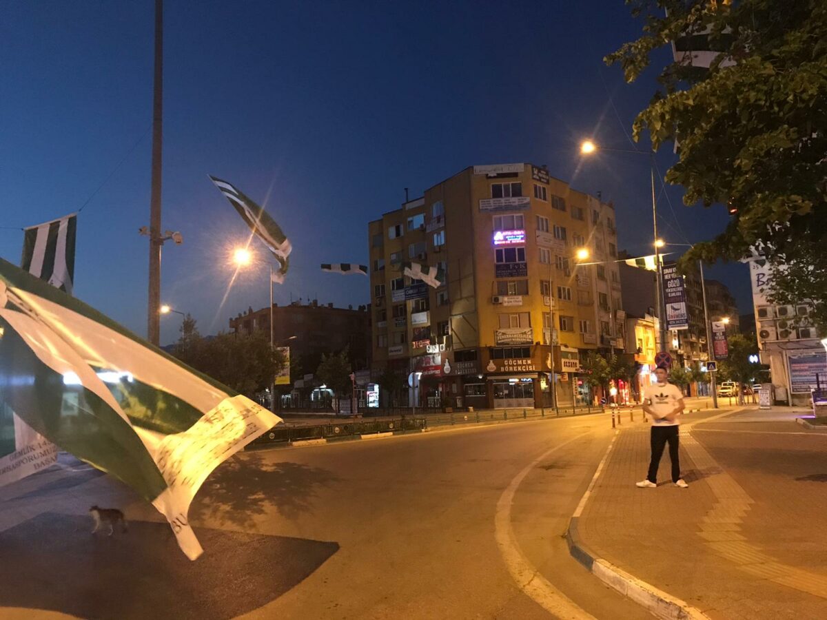 Şampiyonluk ateşini yaktılar… Tüm ilçe Bursaspor bayraklarıyla donatıldı…