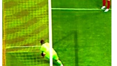 Kayserispor-Trabzonspor maçı sonrası saha karıştı. Kayserisporlu futbolcular, bitiş düdüğünün ardından