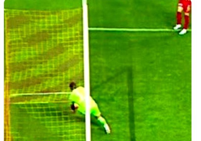 Gol mü değil mi? Çakır’ın üzerine yürüdüler… Başkan isyan etti… Kayserispor-Trabzonspor maçı sonrası saha karıştı. Kayserisporlu futbolcular, bitiş düdüğünün ardından