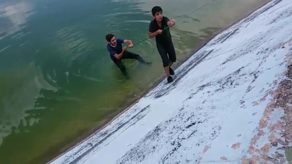 Bursa’da gölete düşen çocuğu iple kurtardılar Bursa’da gölete düşen çocuğu iple kurtardılar