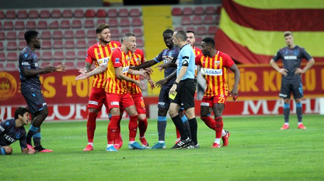 Gol mü değil mi? Çakır'ın üzerine yürüdüler... Başkan isyan etti... 1 hakem 1
