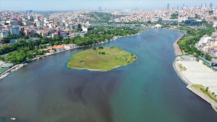 Haliç’te suyun rengi değişti