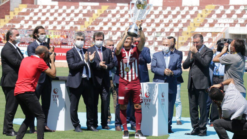 Süper Lig’e yükselen Hatayspor kupasını aldı… TFF 1. Lig'de 2019-2020 Sezonunu şampiyon olarak tamamlayıp Süper Lig'e