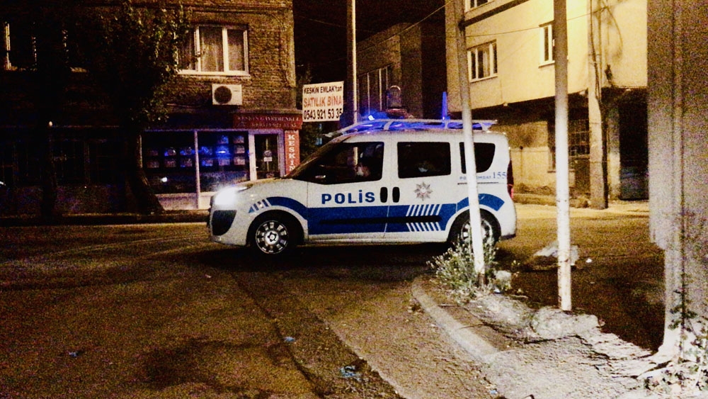 Hırsızlık yaparken yakalandı, ’virüs var’ diyerek polisleri uzaklaştırmaya çalıştı