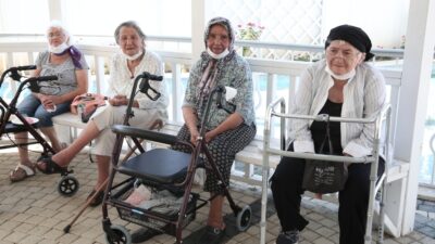 Huzurevinde bayram neşesi