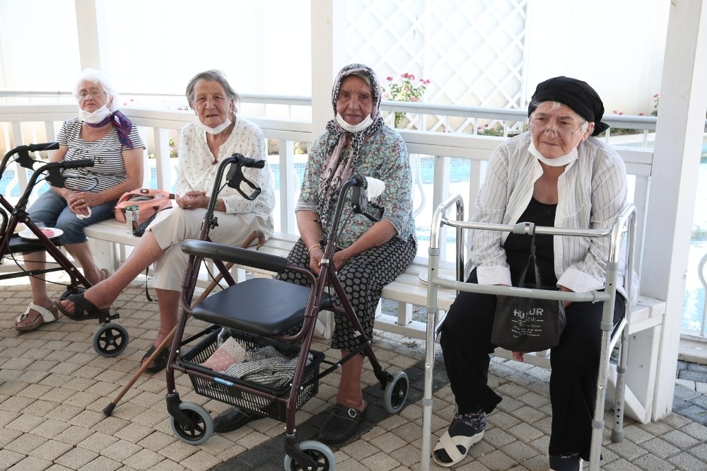 Huzurevinde bayram neşesi Huzurevinde bayram neşesi