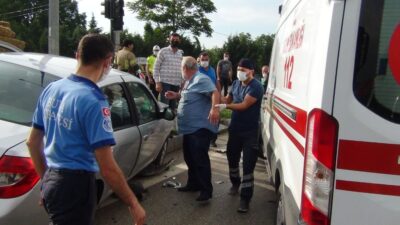 Bursa’da iki otomobil kavşakta çarpıştı: 1 yaralı