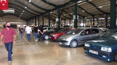 Bursa’da ikinci el oto pazarı açıldı, alıcı bakmakla yetindi