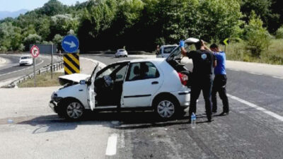 Bursa’da otomobil ile TIR çarpıştı: 2 yaralı