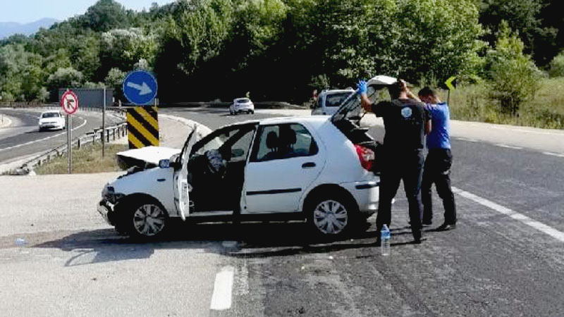 Bursa’da otomobil ile TIR çarpıştı: 2 yaralı