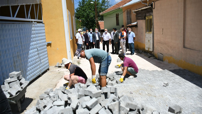 Saadet Mahallesi’nde yollar parke taşı ile kaplanıyor