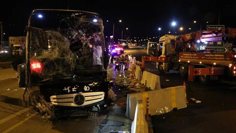 Bursa'da bir yolcu otobüsünün devrilmesi sonucu ilk belirlemelere göre 1