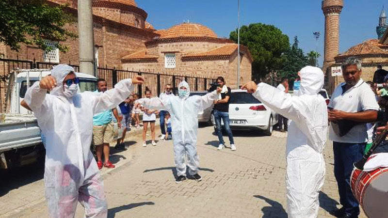 Görüntüler Bursa’dan! Damat tulum giyerek oynadı Bursa'nın İznik ilçesinde, gelin almaya giden damat koronavirüs salgını nedeniyle