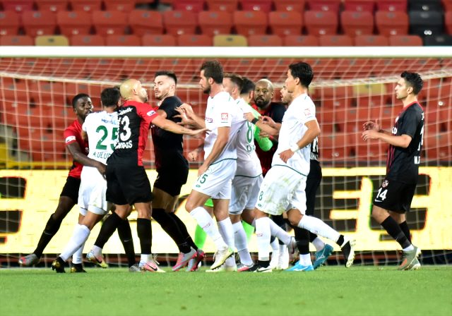 Konyaspor, Gaziantep FK maçında kural hatası yapıldığı iddiasıyla maçın tekrar