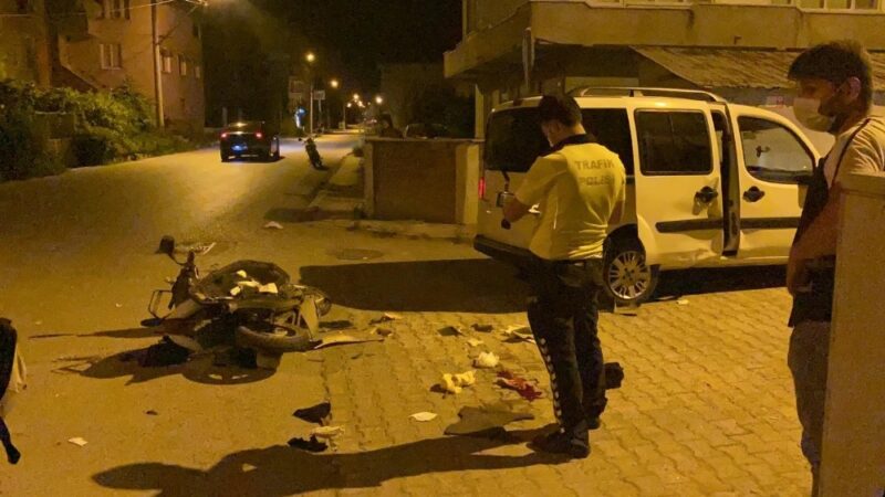 Bursa’nın İznik ilçesinde bir motosikletin otomobile çarpması güvenlik kamerasına yansıdı.