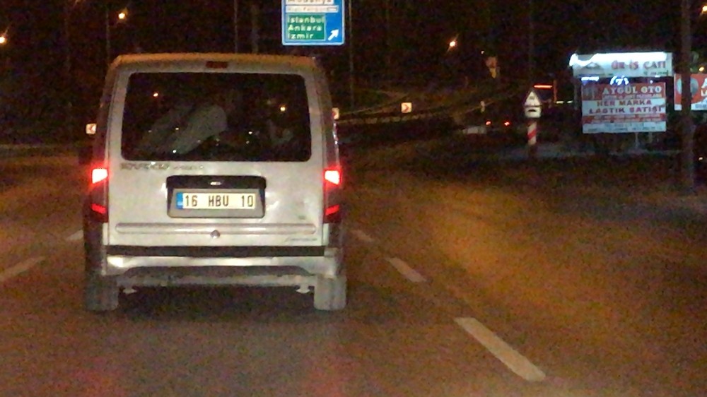 Koronayı hiçe saydılar hafif ticari araçla 8 kişi gezdiler Koronayı hiçe saydılar hafif ticari araçla 8 kişi gezdiler