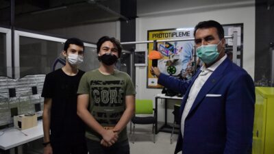 Liseli gençlerden virüsü önleyecek akıllı otobüs tutacağı