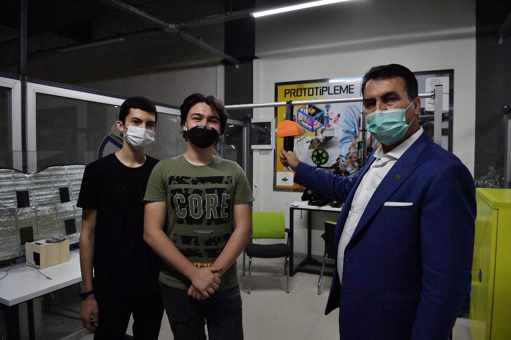 Bursa’da liseli gençlerden virüsü önleyecek akıllı otobüs tutacağı