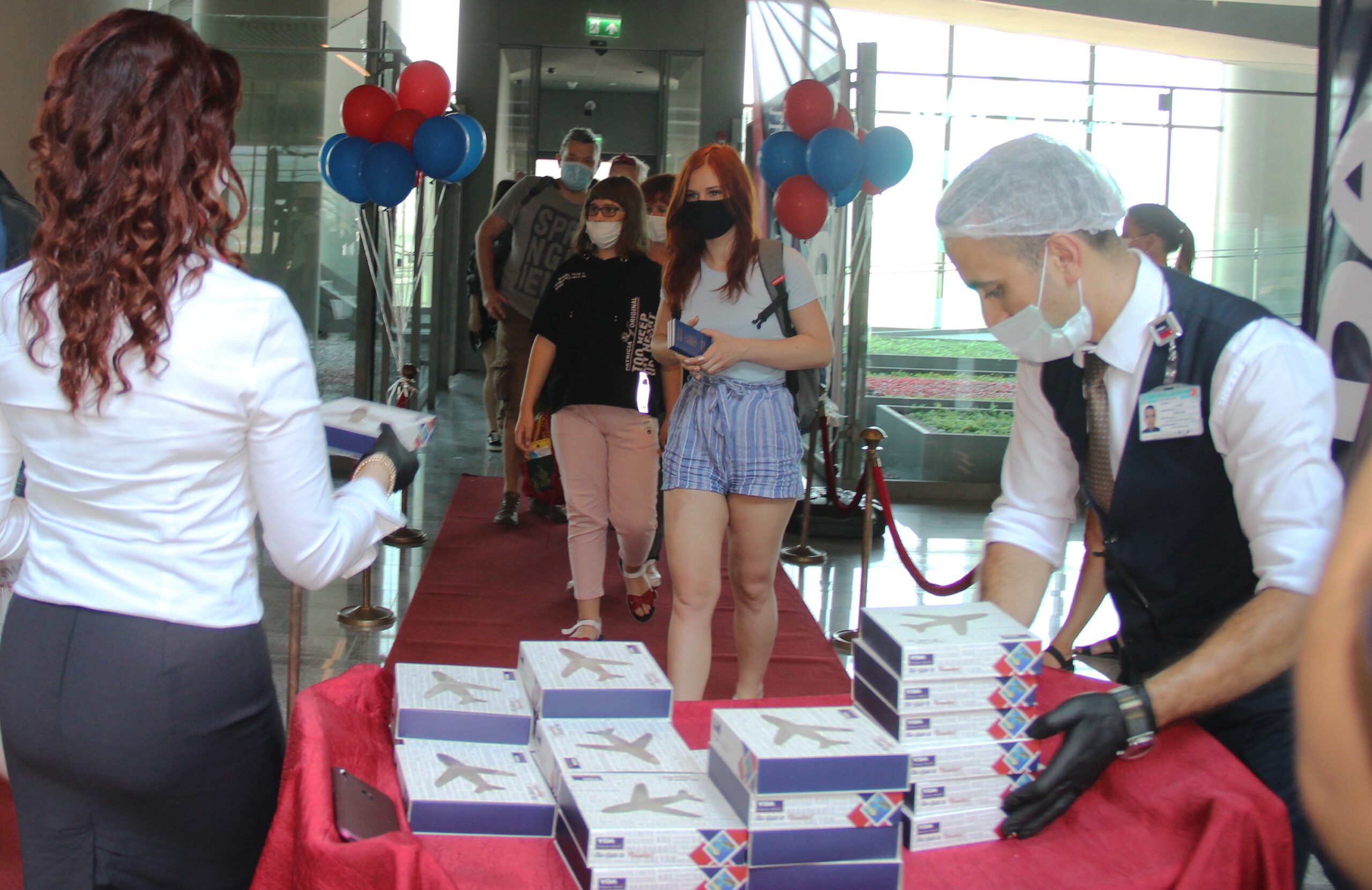 Pandemi sonrası ilk turist kafilesi Türkiye’de… Lokumla karşıladılar…