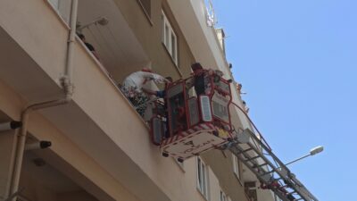 Bursa’da matkap patladı, balkonda mahsur kalanları itfaiye kurtardı