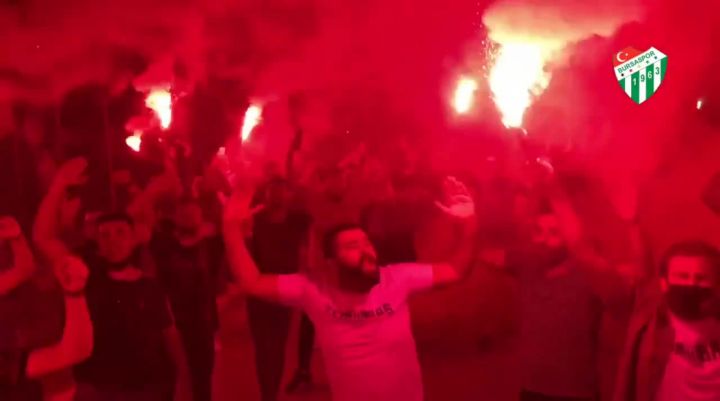 Timsah’a meşaleli karşılama…