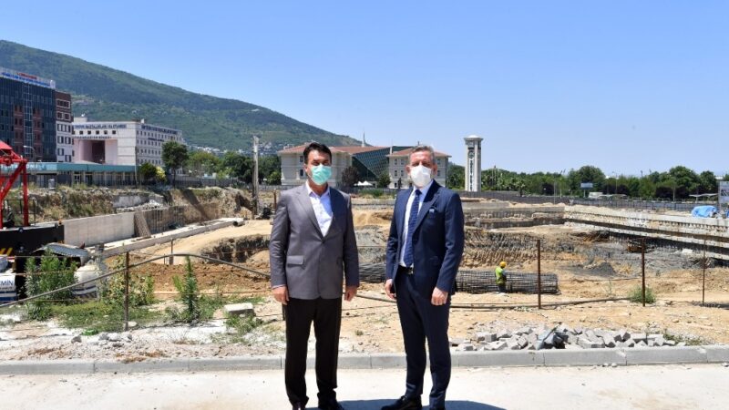 Osmangazi Belediyesi’nin Bursa’nın merkezinde yapımını sürdürdüğü Osmangazi Meydanı, sosyal ve