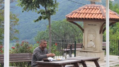 Öğle yemeğini yemek için Çalıkuşu Feride’nin köyüne gidiyorlar…