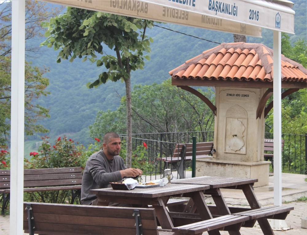 Öğle yemeğini yemek için Çalıkuşu Feride’nin köyüne gidiyorlar…