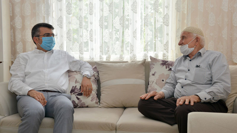 Başkan Yılmaz, Akif Amca’ya misafir oldu