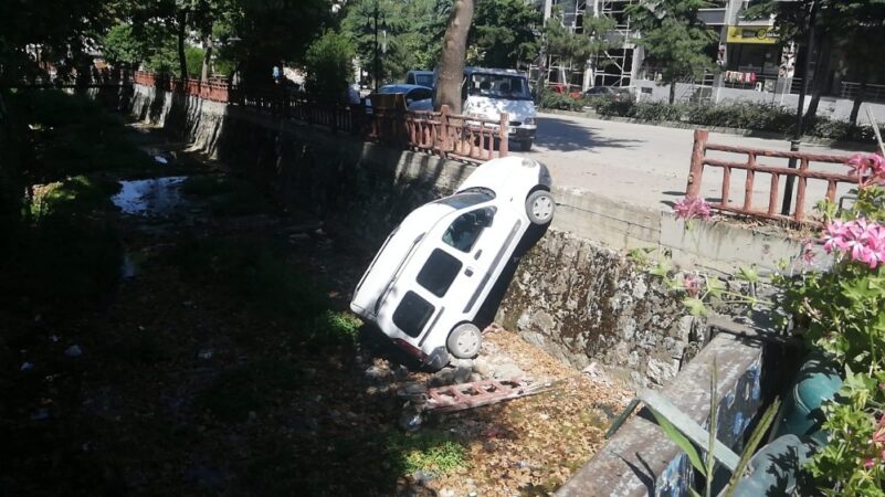 Bursa’da park halindeki araç dereye uçtu Bursa’da park halindeki araç dereye uçtu