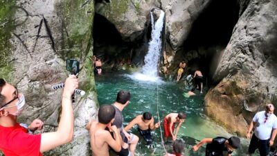 Bursa’da şelalenin güzelliği sosyal mesafeyi unutturdu! Akın ettiler