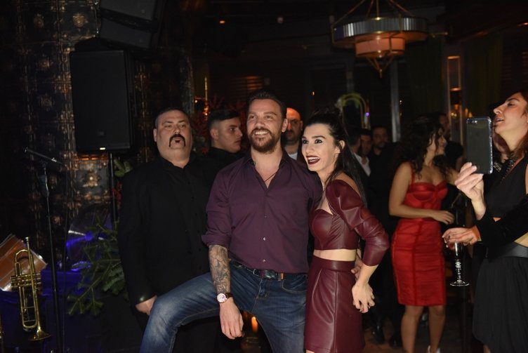 Sinan Akçıl yüzük taktı! Yeniden evleniyorlar…