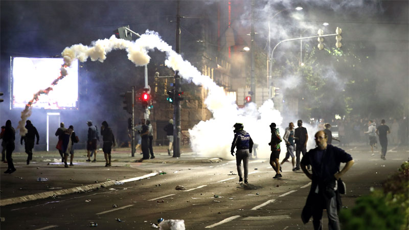 Sırbistan’da olaylı protestonun bilançosu: 43 polis yaralandı, 23 kişi gözaltında