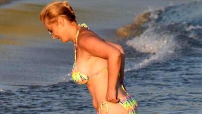 Şarkıcı Songül Karlı, denizden çıkarken bikini kazası yaşadı