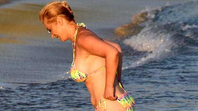 Şarkıcı Songül Karlı, denizden çıkarken bikini kazası yaşadı