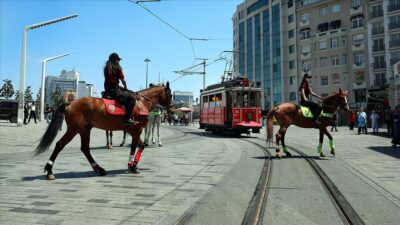 Atlı polislerden Taksim’de denetim