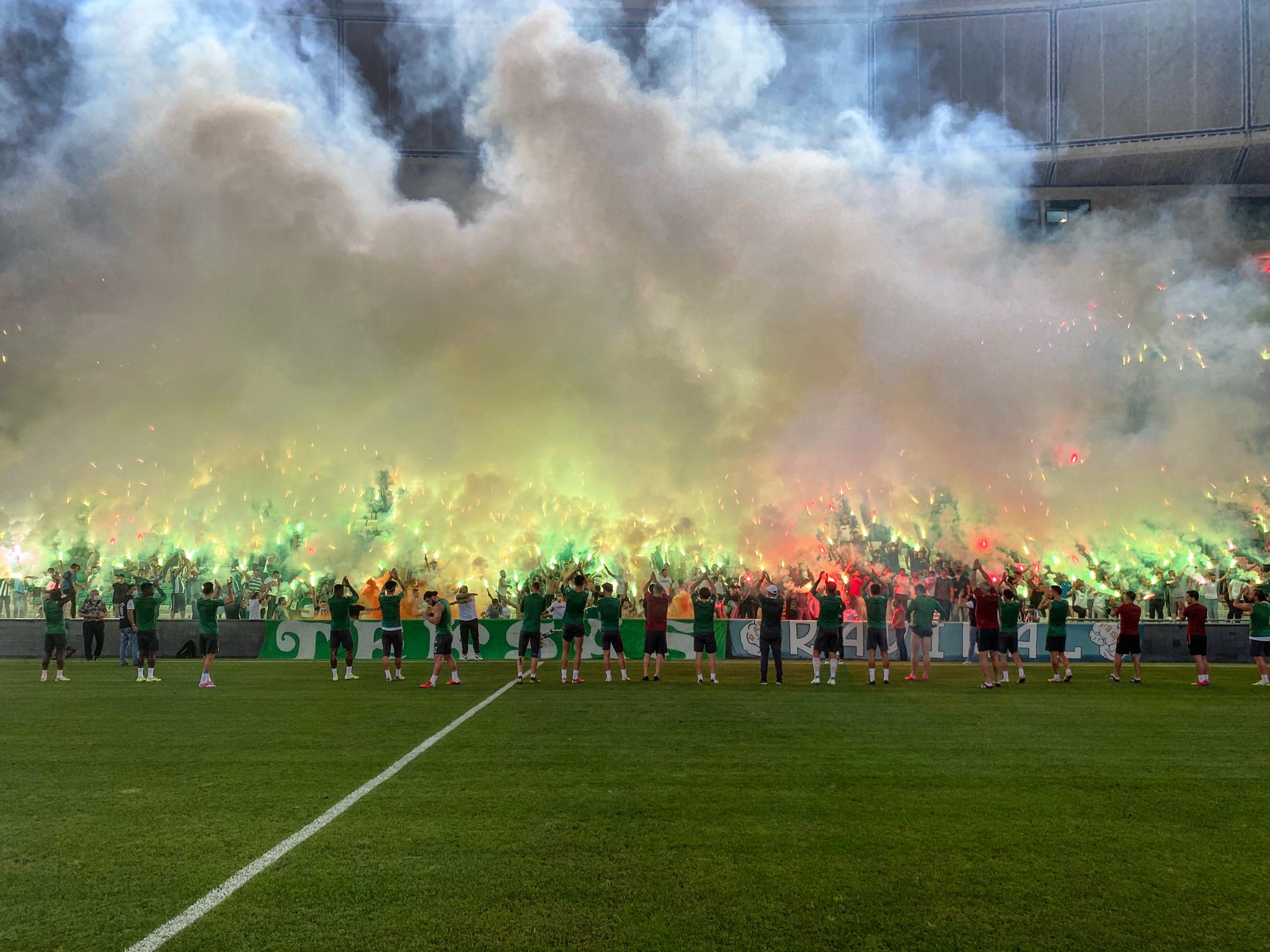 Bu büyük taraftara şampiyonluk yakışır… Bu büyük taraftara şampiyonluk yakışır…