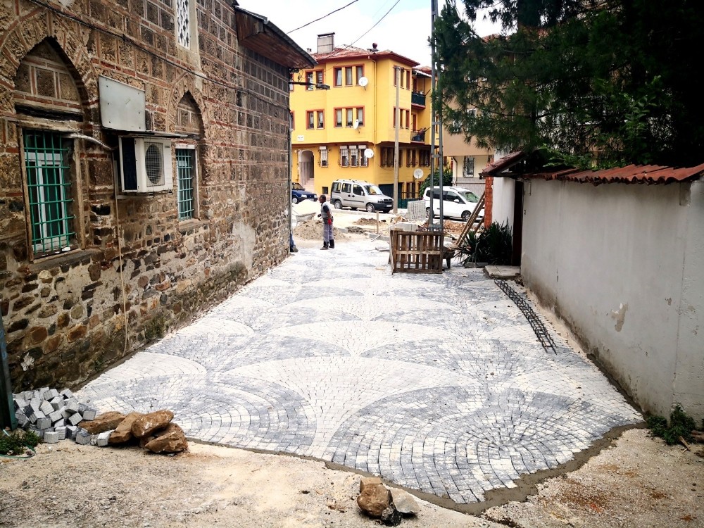 Tarihi Çukur Cami’nin çevresi güzelleşiyor