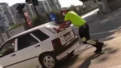 Trafik polisinden alkışlanacak hareket